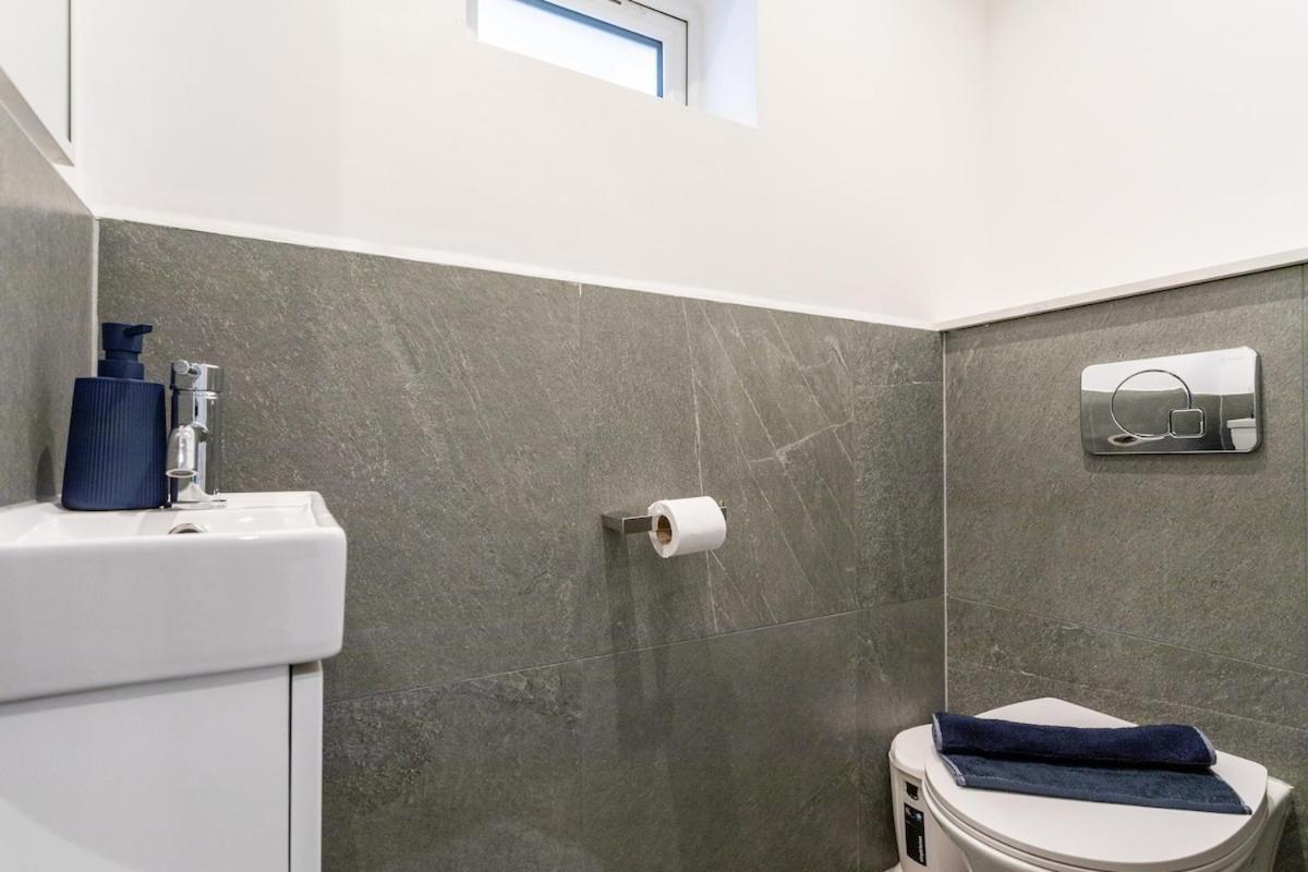 Stylish 2-Bed Flat In The Heart Of West Hampstead Apartment Londra Exterior foto