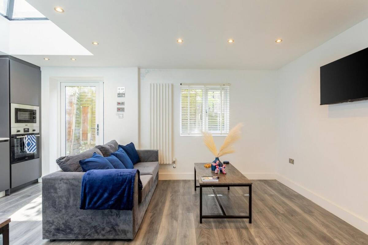 Stylish 2-Bed Flat In The Heart Of West Hampstead Apartment Londra Exterior foto