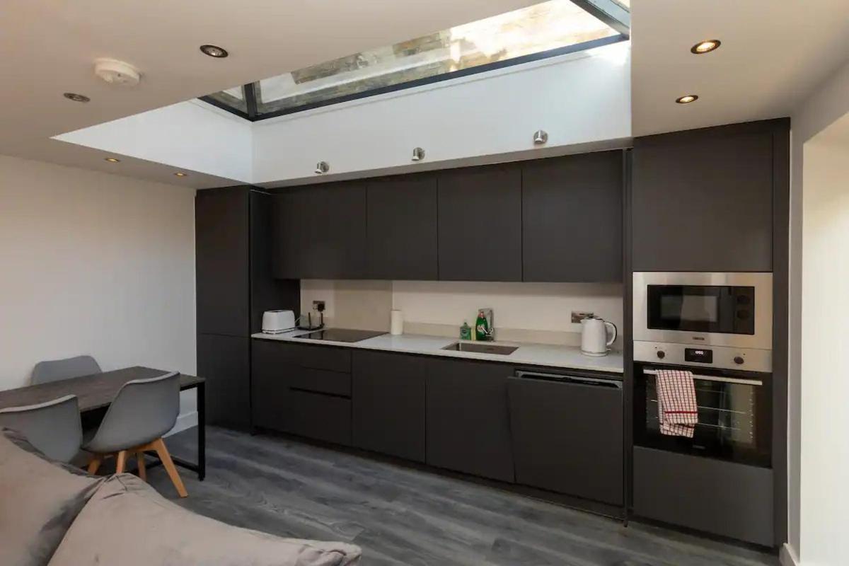 Stylish 2-Bed Flat In The Heart Of West Hampstead Apartment Londra Exterior foto