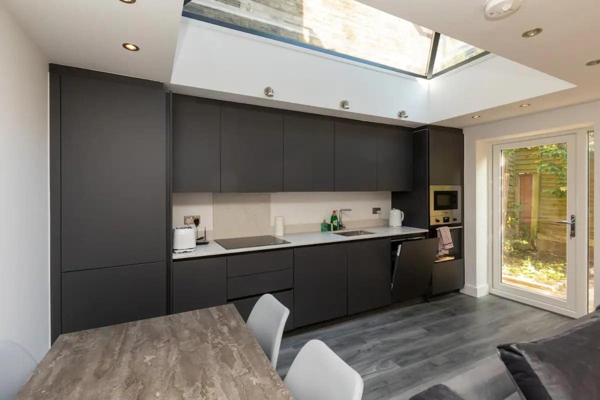 Stylish 2-Bed Flat In The Heart Of West Hampstead Apartment Londra Exterior foto