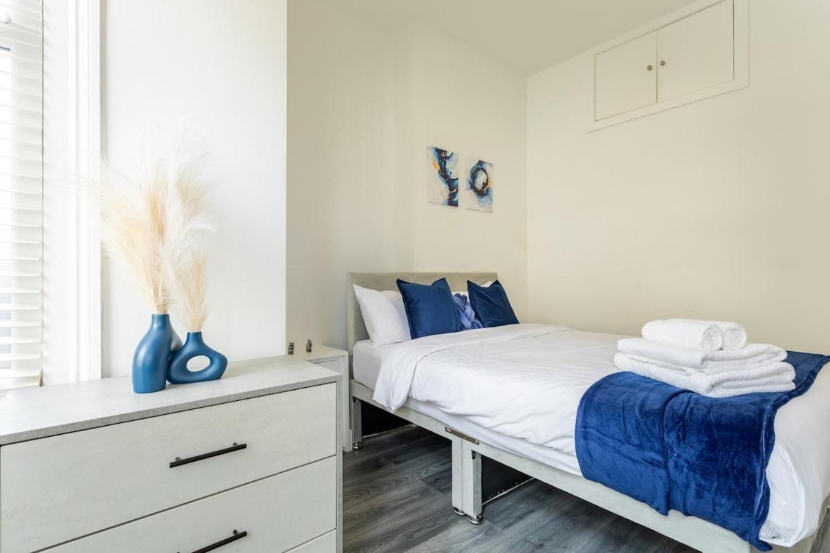 Stylish 2-Bed Flat In The Heart Of West Hampstead Apartment Londra Exterior foto