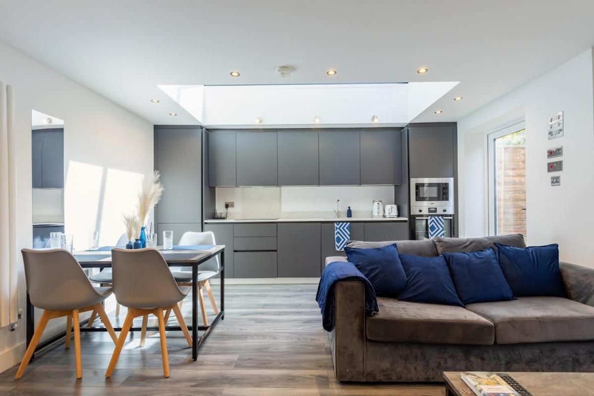 Stylish 2-Bed Flat In The Heart Of West Hampstead Apartment Londra Exterior foto