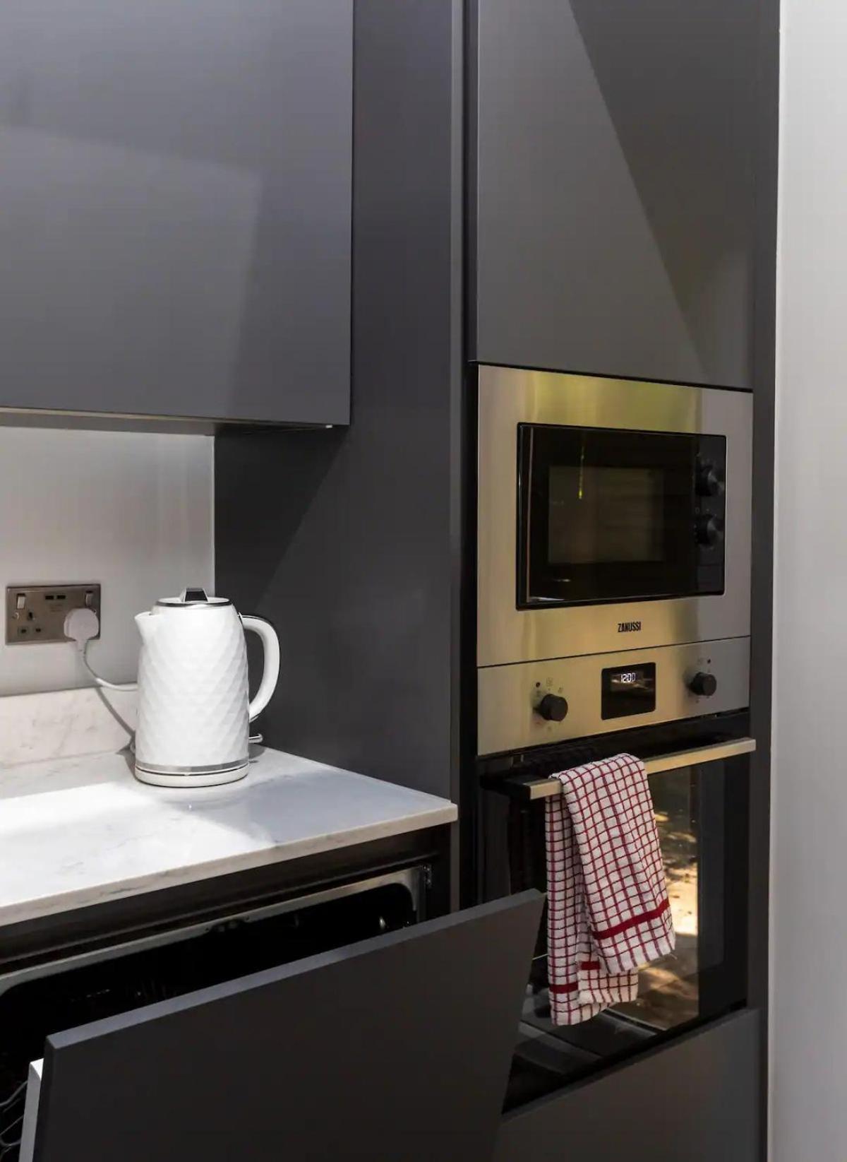 Stylish 2-Bed Flat In The Heart Of West Hampstead Apartment Londra Exterior foto